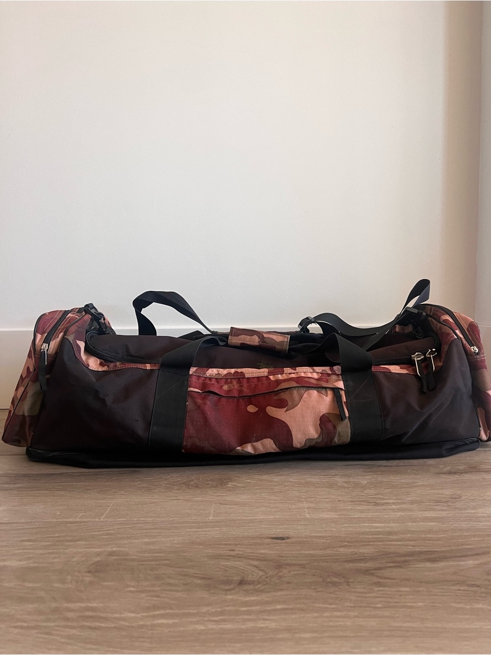 Vintage Stüssy Camo Travel Duffel Bag – Rare Y2K Streetwear Luggage